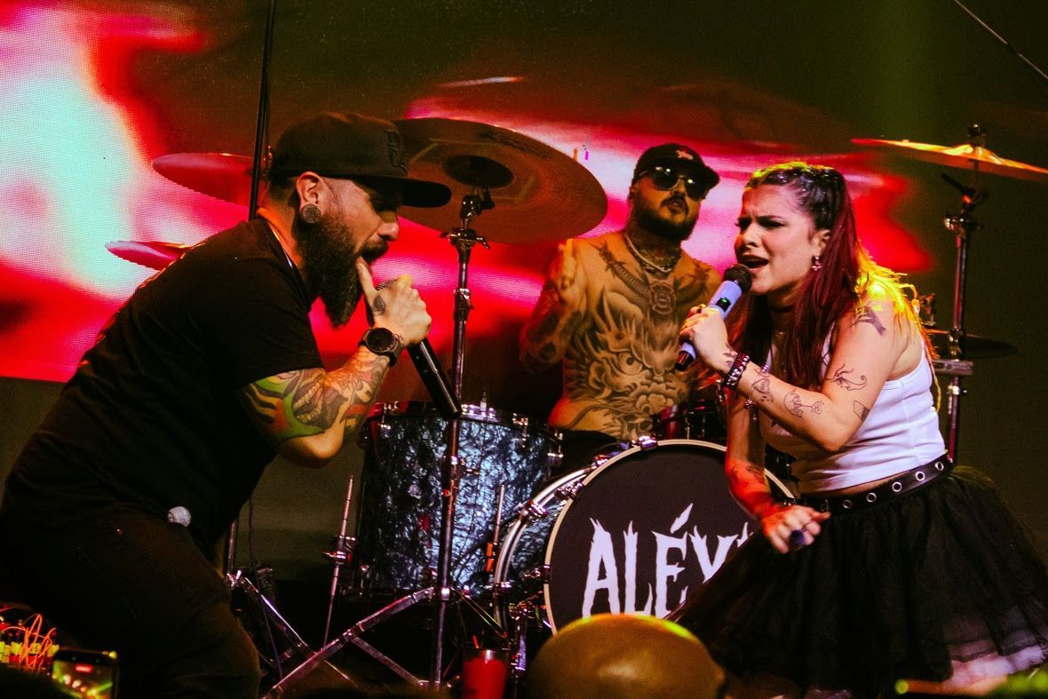 Aléxia lança clipe ao vivo de 